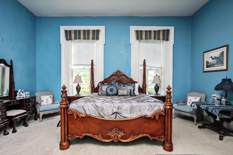 DOUBLE KING SIZE BED