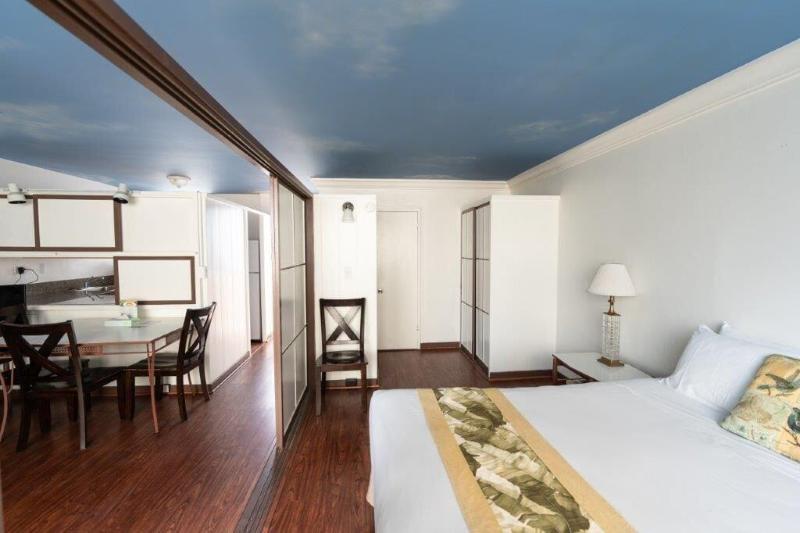 Holiday Surf Hotel image
