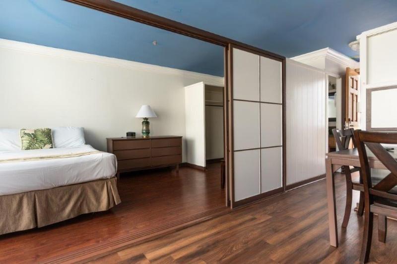 Holiday Surf Hotel image