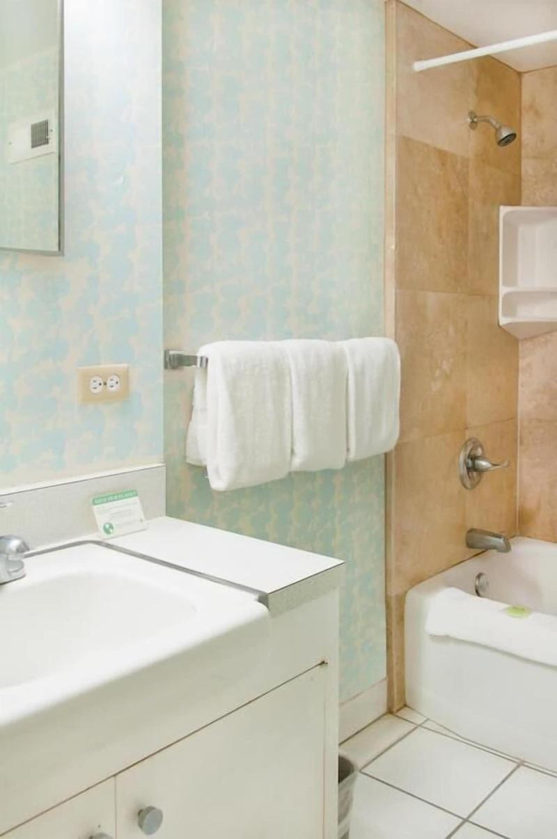 Holiday Surf Hotel image
