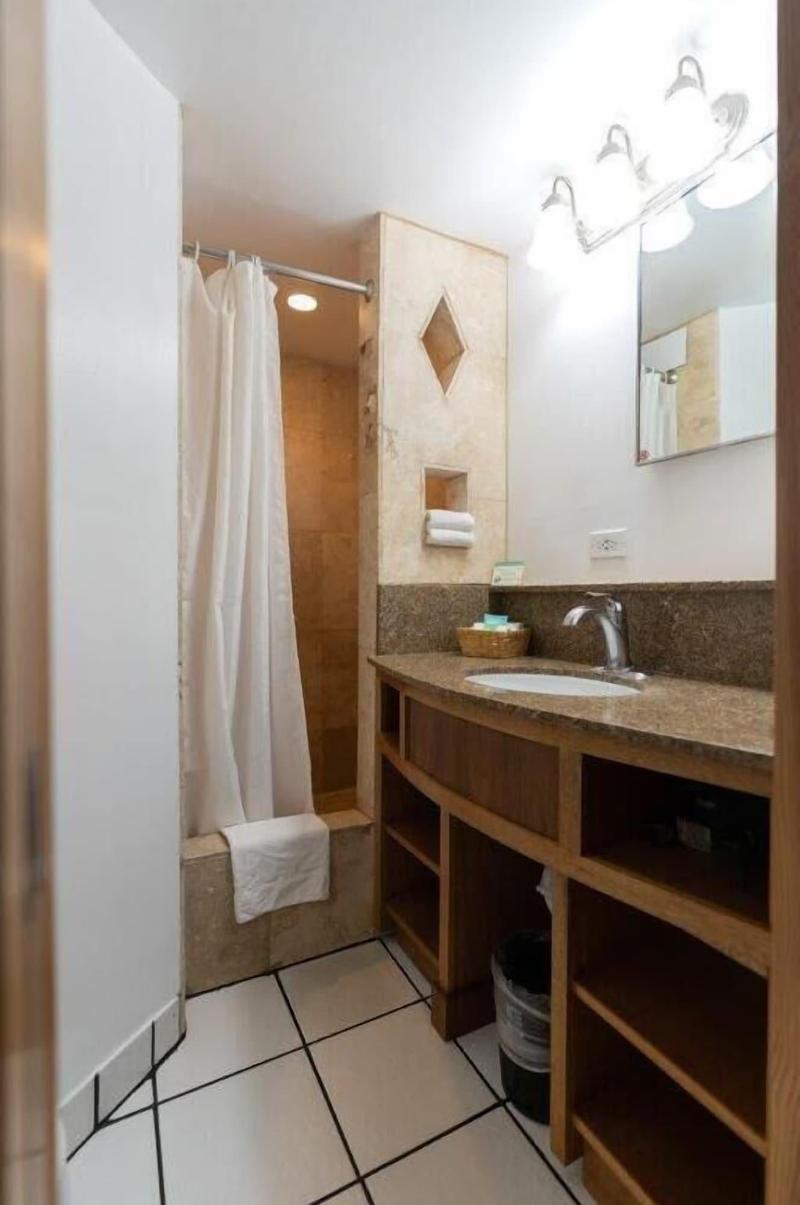 Holiday Surf Hotel image