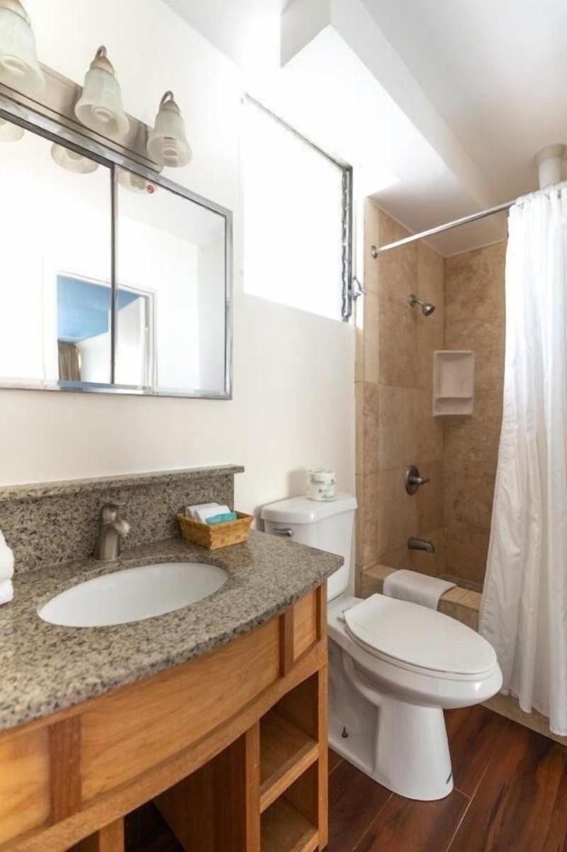 Holiday Surf Hotel image