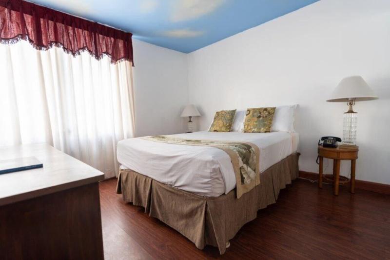 Holiday Surf Hotel image