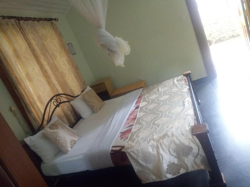 DOUBLE EXECUTIVE QUEEN BED