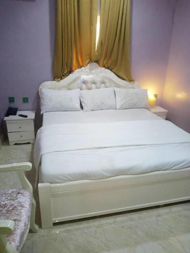 Gold Crown Hotel image