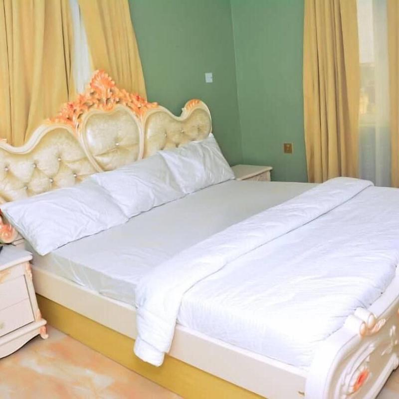 Gold Crown Hotel image