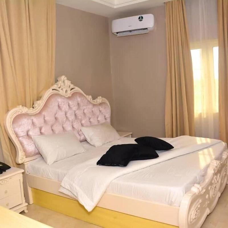Gold Crown Hotel image