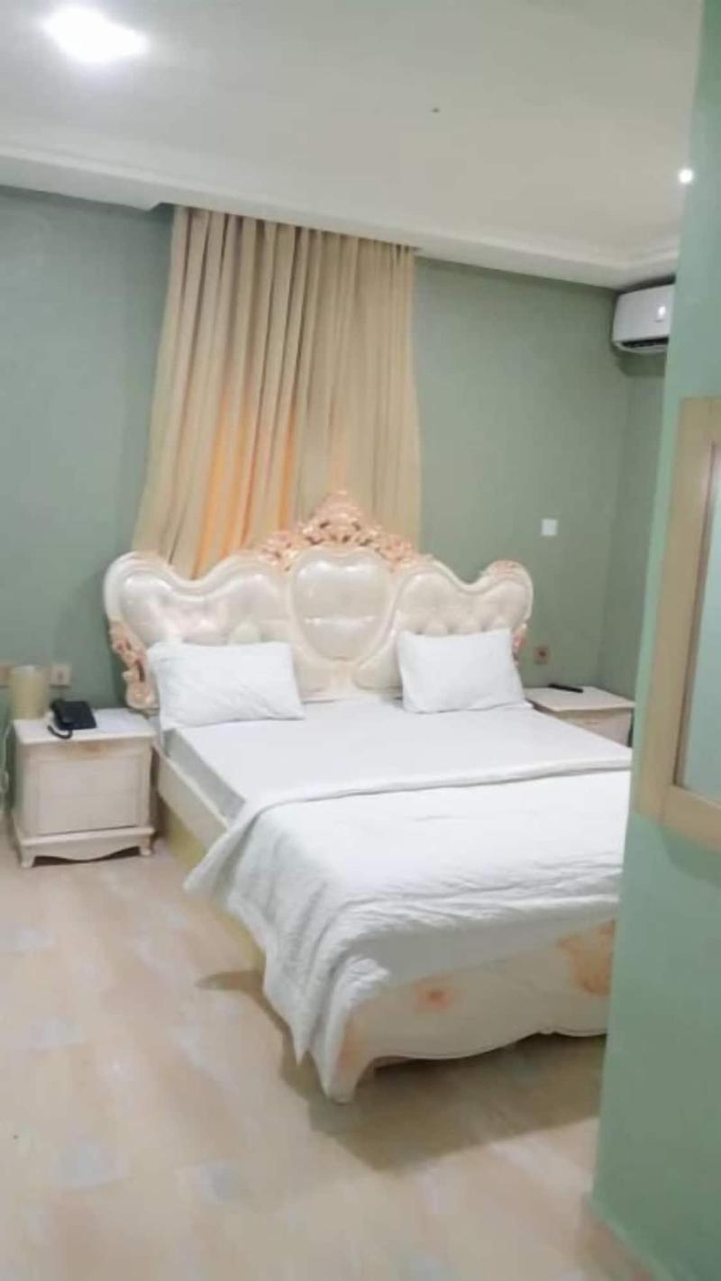 Gold Crown Hotel image