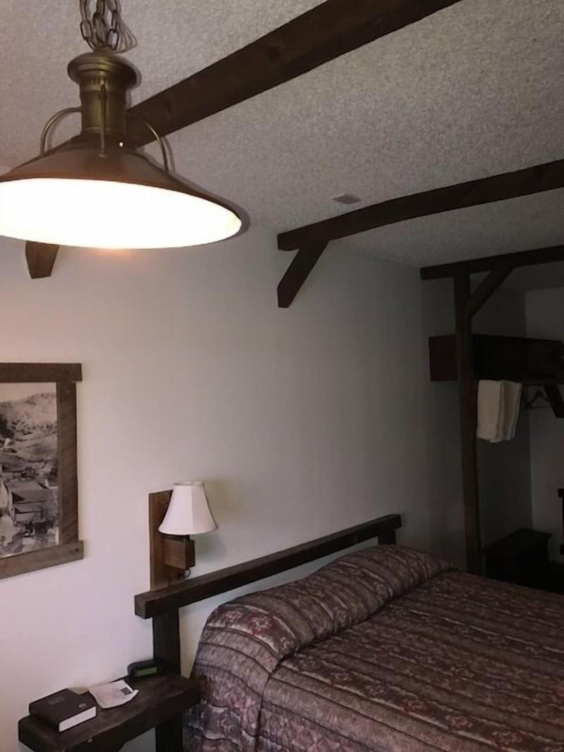 Bunkhouse Motel image