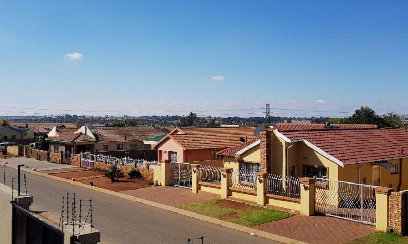 Ekuthuleni Guest House Vosloorus image