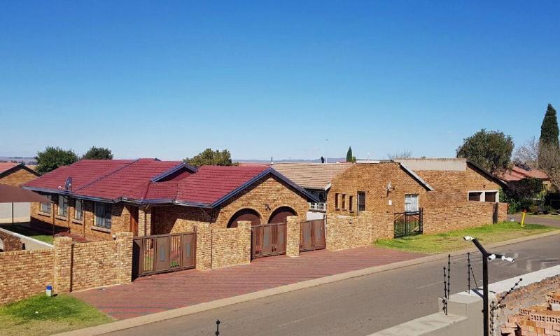 Ekuthuleni Guest House Vosloorus image