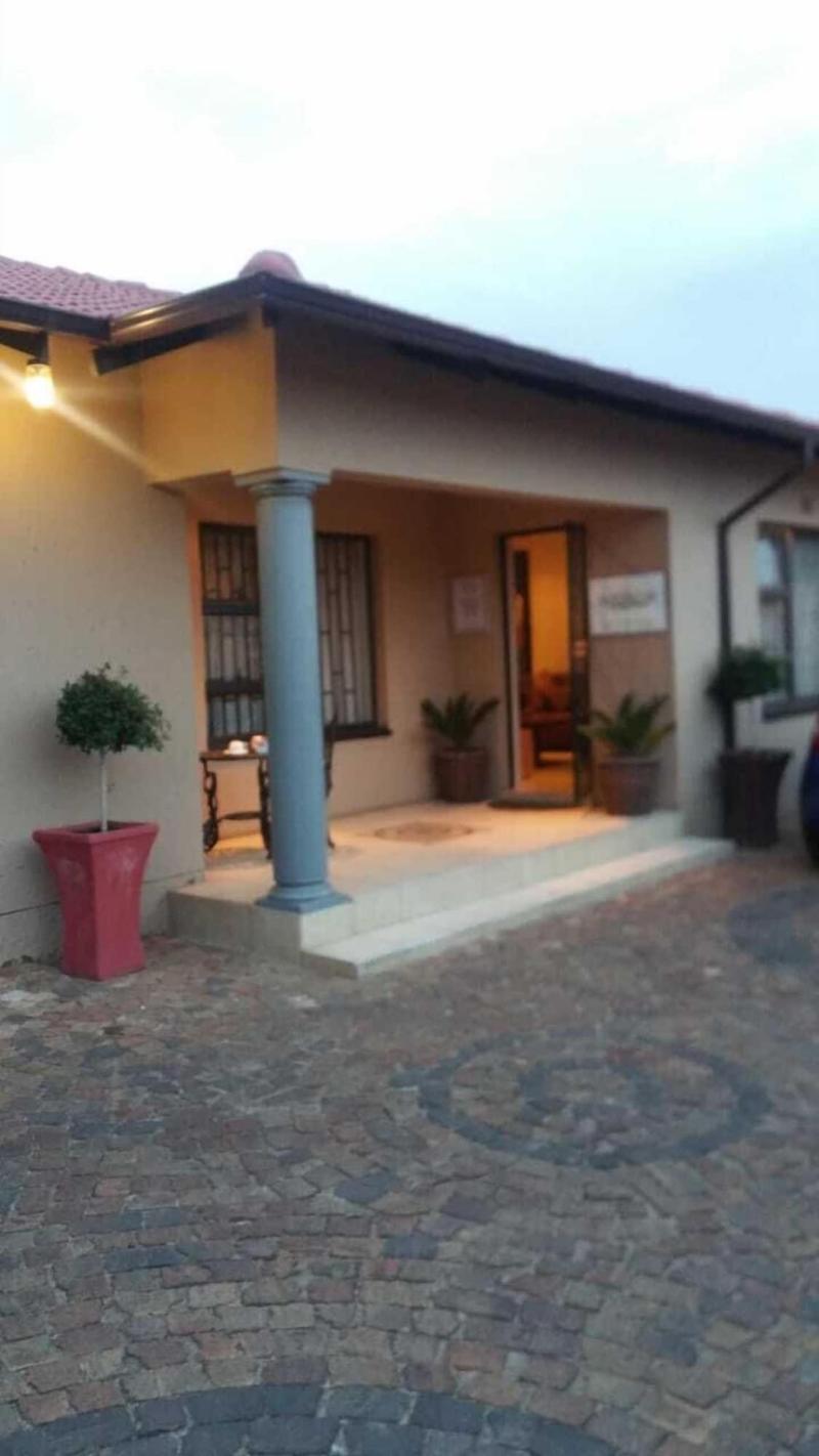 Ekuthuleni Guest House Vosloorus image