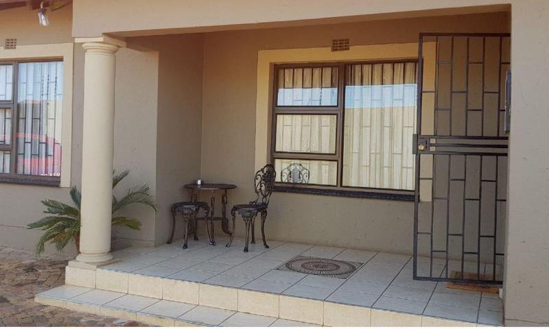 Ekuthuleni Guest House Vosloorus image