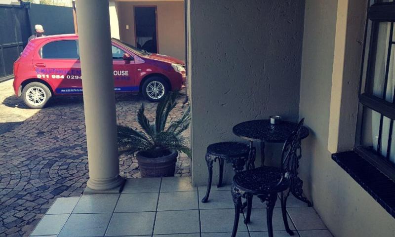 Ekuthuleni Guest House Vosloorus image