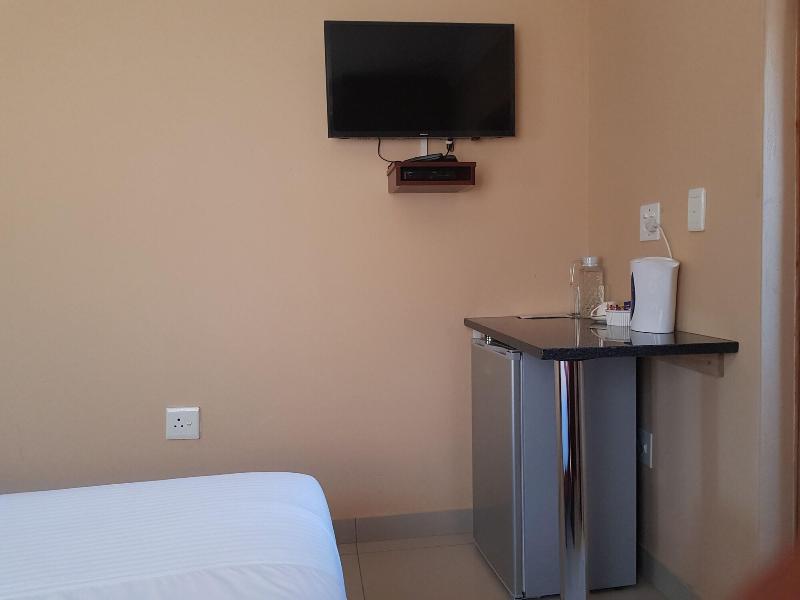 Ekuthuleni Guest House Vosloorus image