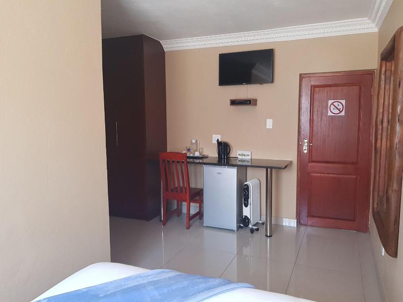 Ekuthuleni Guest House Vosloorus image
