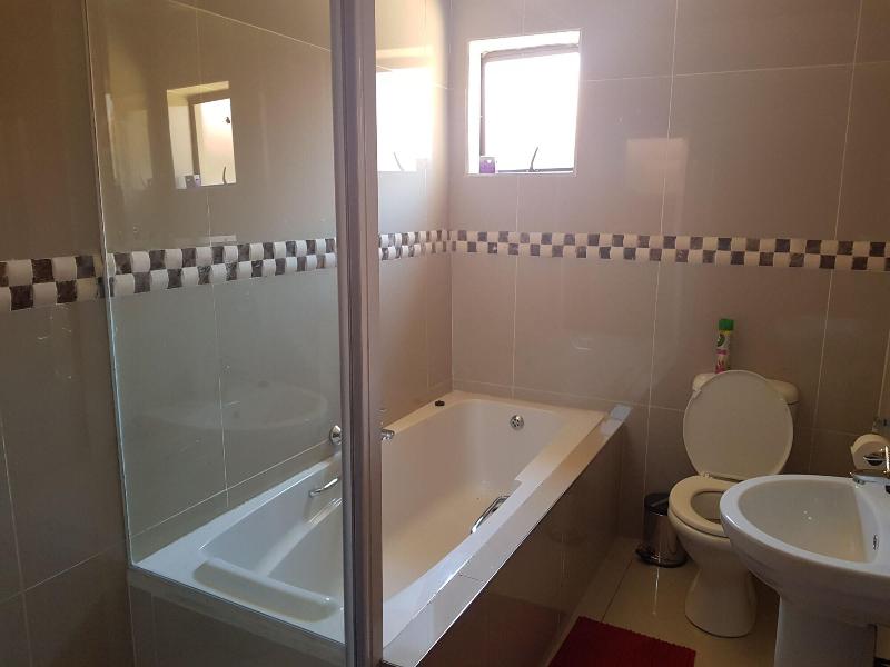 Ekuthuleni Guest House Vosloorus image