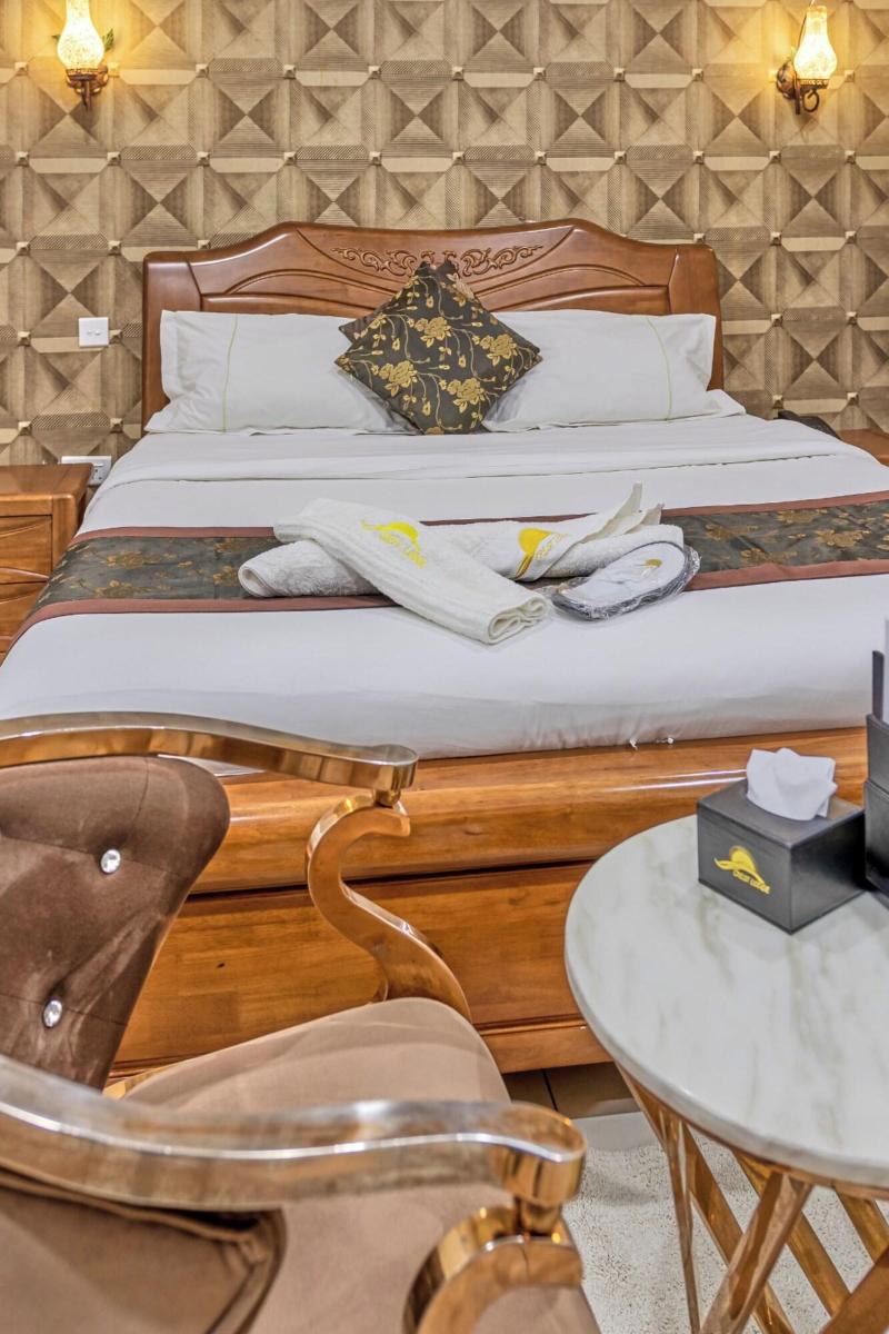 The Crest Lodge image