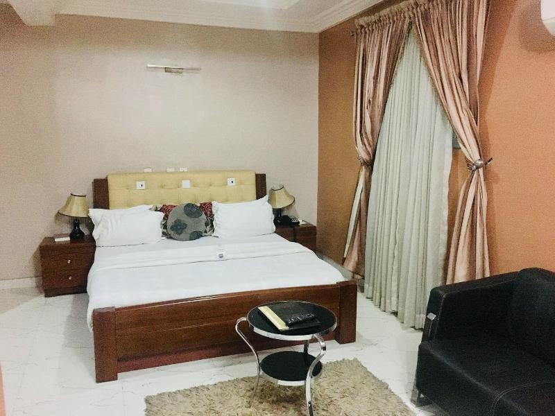 Euc Demodern Hotel Suites image