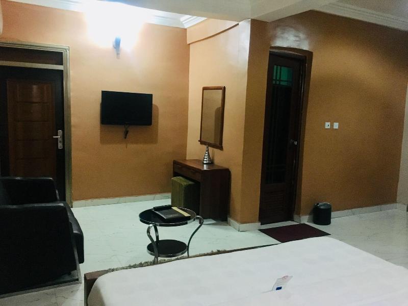 Euc Demodern Hotel Suites image