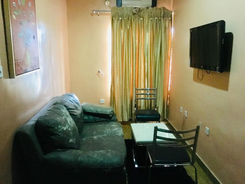 Euc Demodern Hotel Suites image