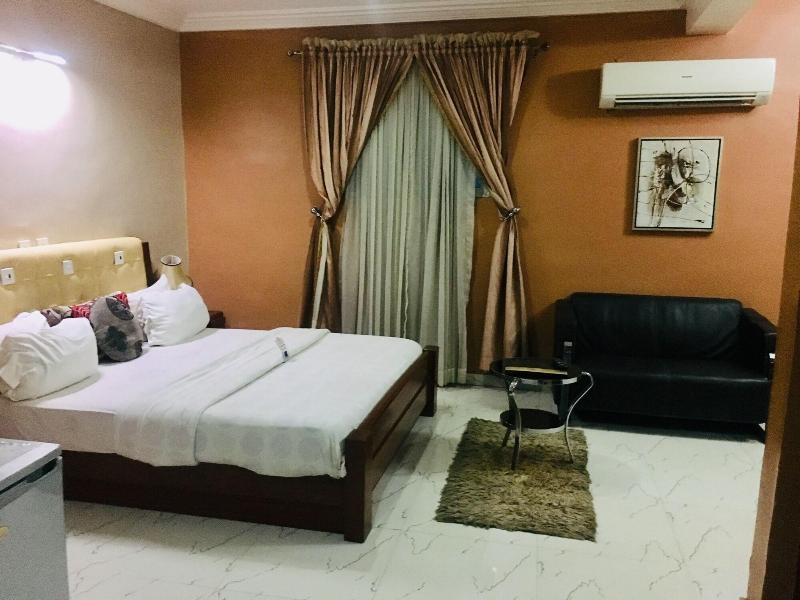 Euc Demodern Hotel Suites image