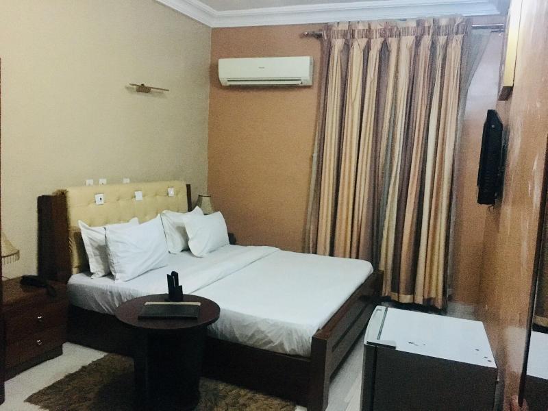 Euc Demodern Hotel Suites image