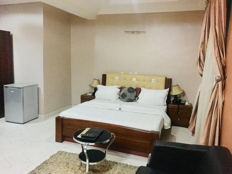 Euc Demodern Hotel Suites image