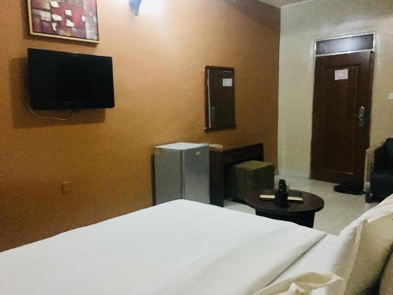 Euc Demodern Hotel Suites image