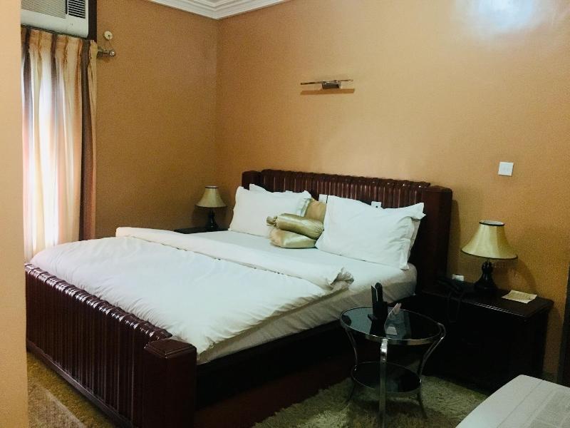 Euc Demodern Hotel Suites image