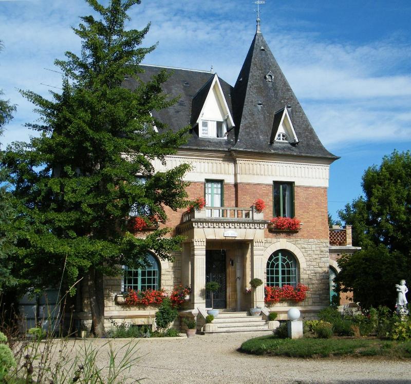 Villa Des Iris image