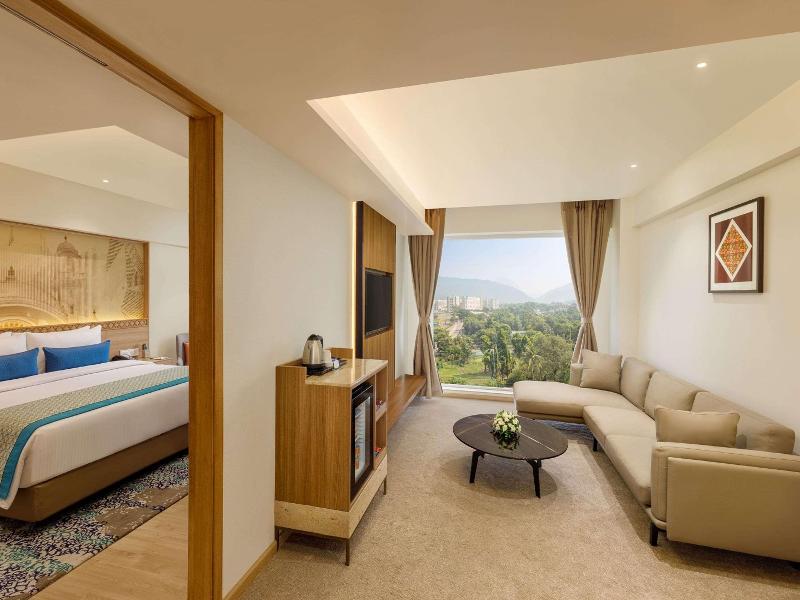 Bellevue Sarovar Portico image