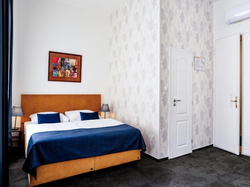 Bluebell Hotel image
