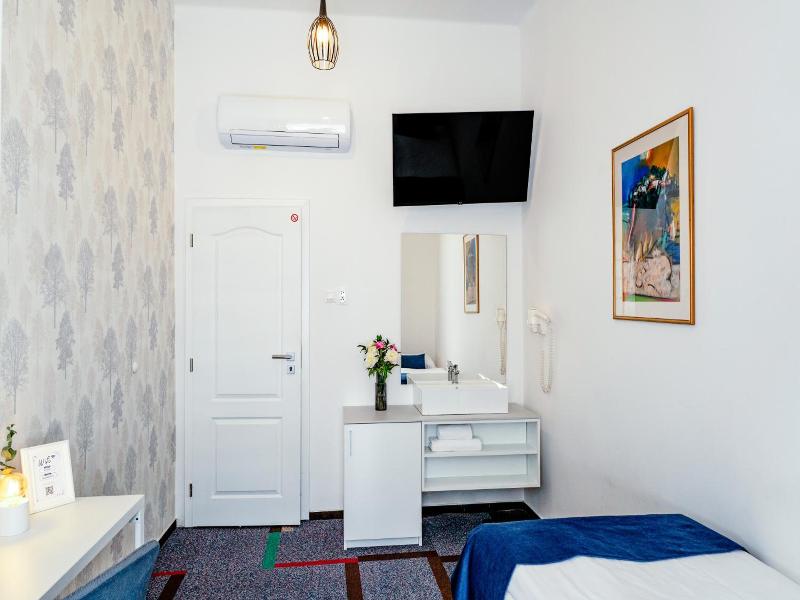 Bluebell Hotel image
