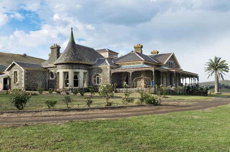 Coragulac House Cottages image
