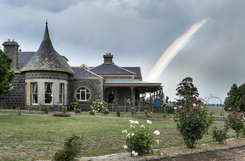 Coragulac House Cottages image