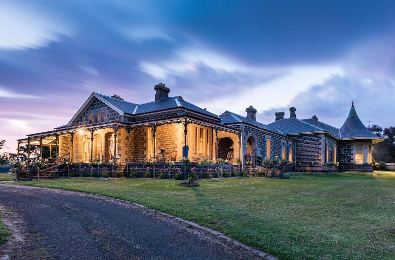 Coragulac House Cottages image