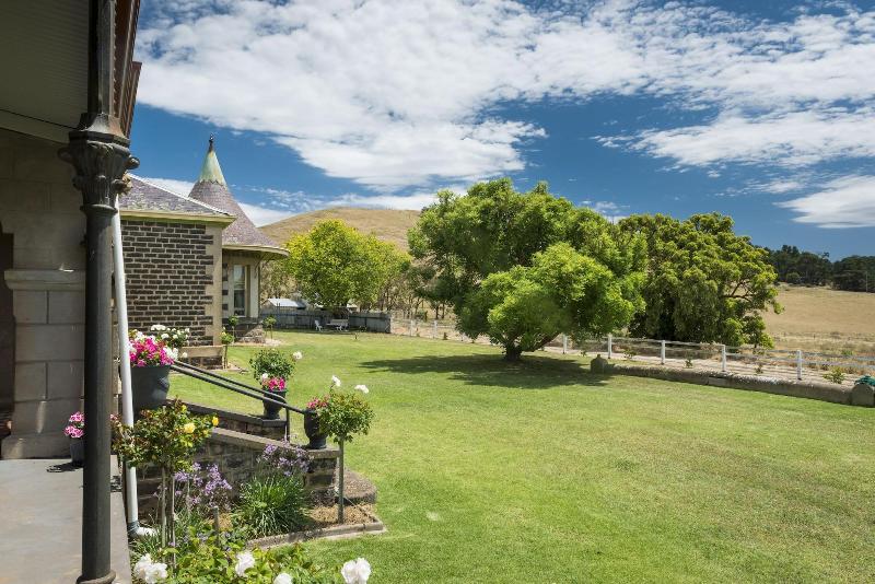 Coragulac House Cottages image