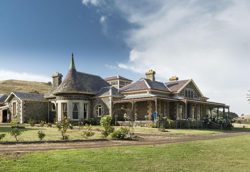 Coragulac House Cottages image