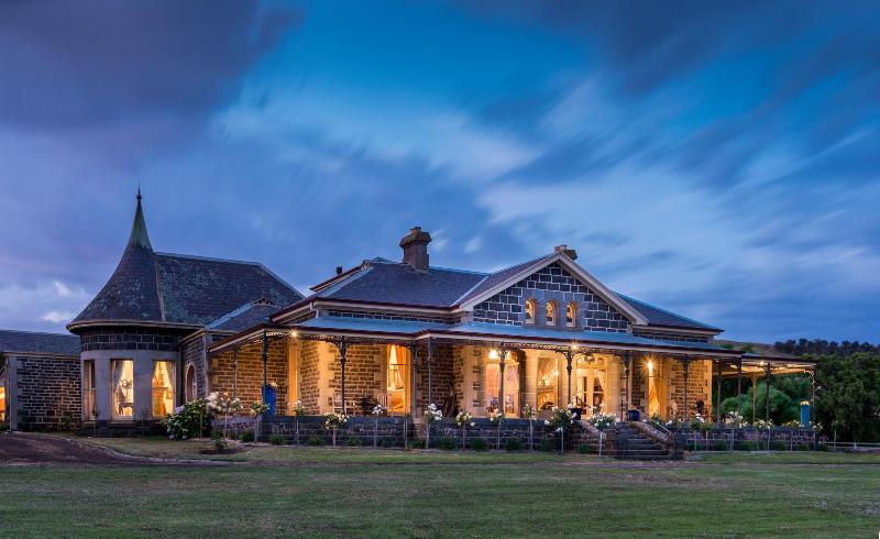 Coragulac House Cottages image
