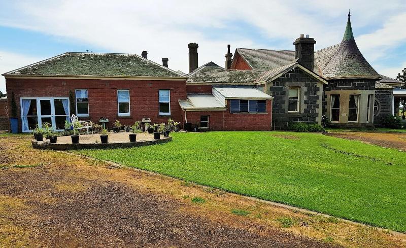 Coragulac House Cottages image