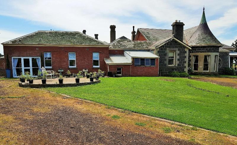 Coragulac House Cottages image