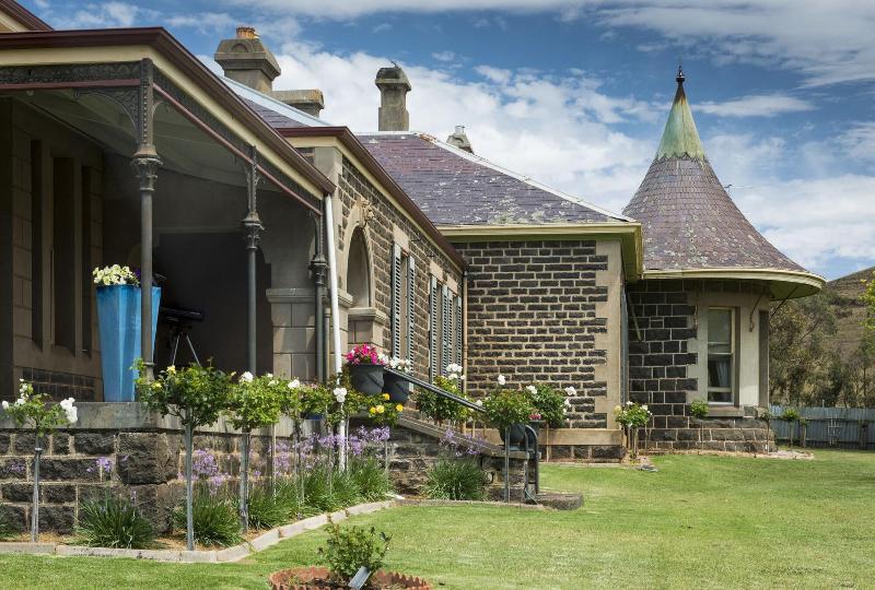 Coragulac House Cottages image