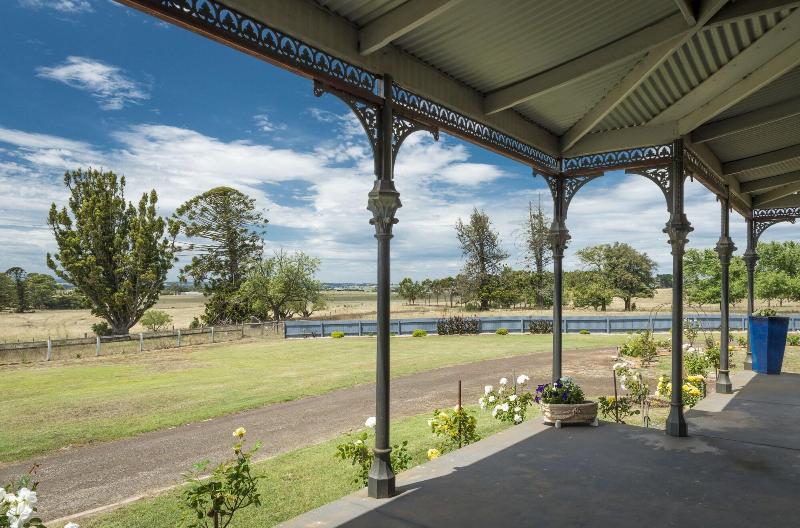 Coragulac House Cottages image