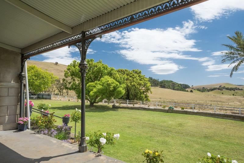 Coragulac House Cottages image