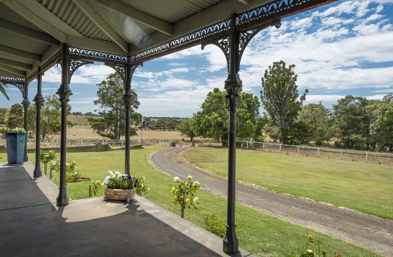 Coragulac House Cottages image