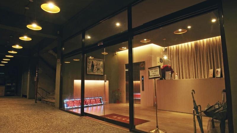 Crystal City Hotel image