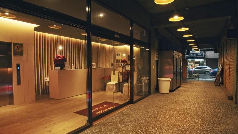 Crystal City Hotel image