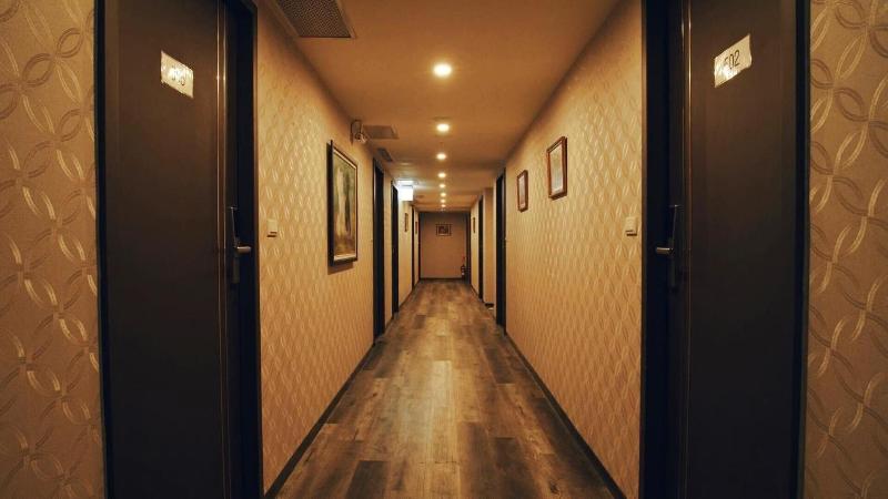 Crystal City Hotel image