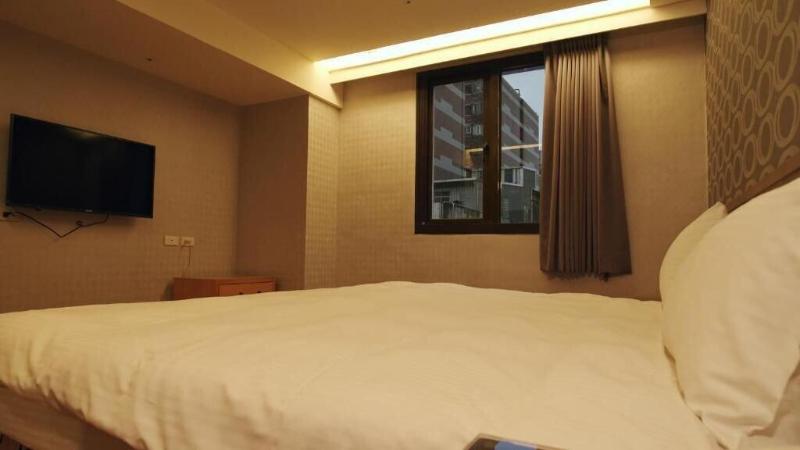 Crystal City Hotel image